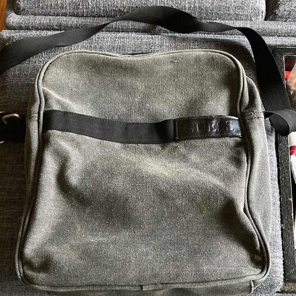 GUESS MESSENGER BAG